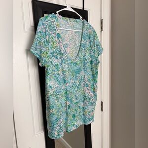 Lilly Pulitzer “Lilly lives South Carolina” V-Neck T Shirt